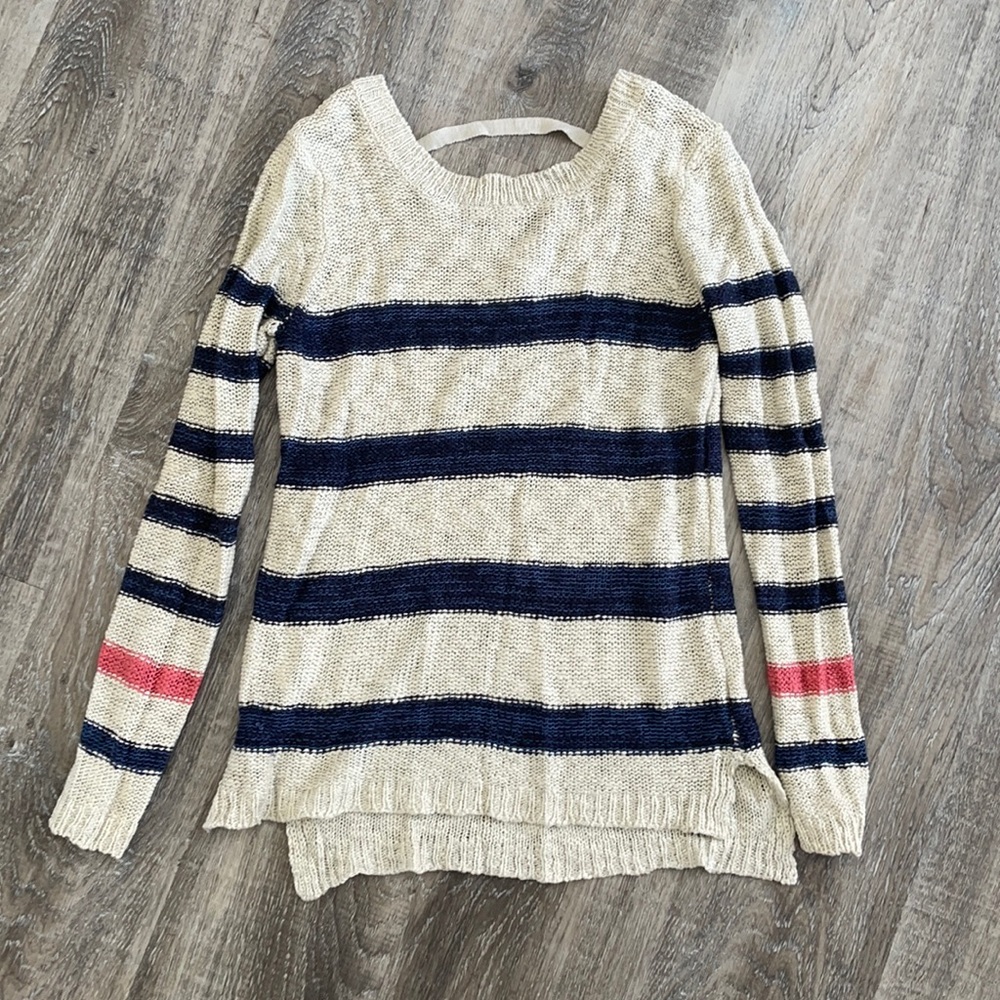 Small sweater with striped sleeve, back accent
